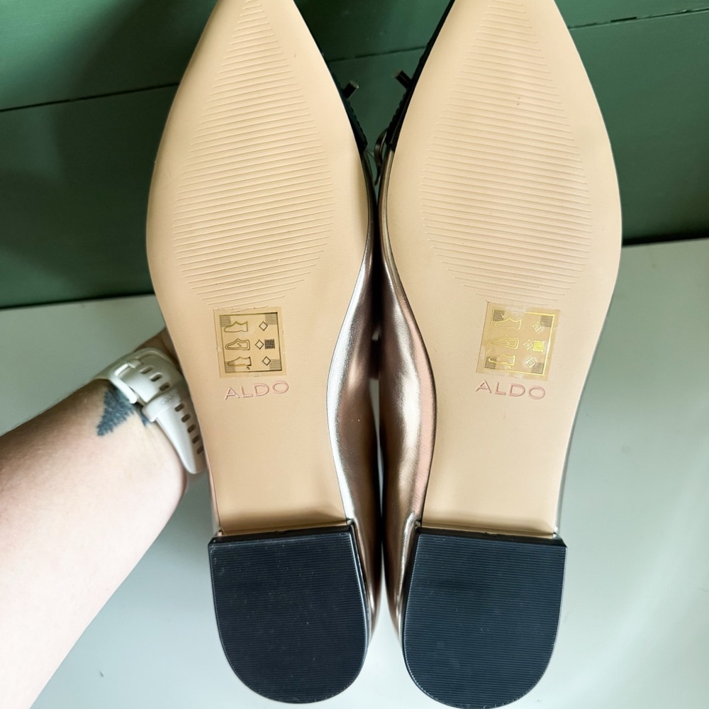 ALDO Maddelyn Pointed Toe Flats Bow Cap Toe Gold Black NWOT - Picture 6 of 10